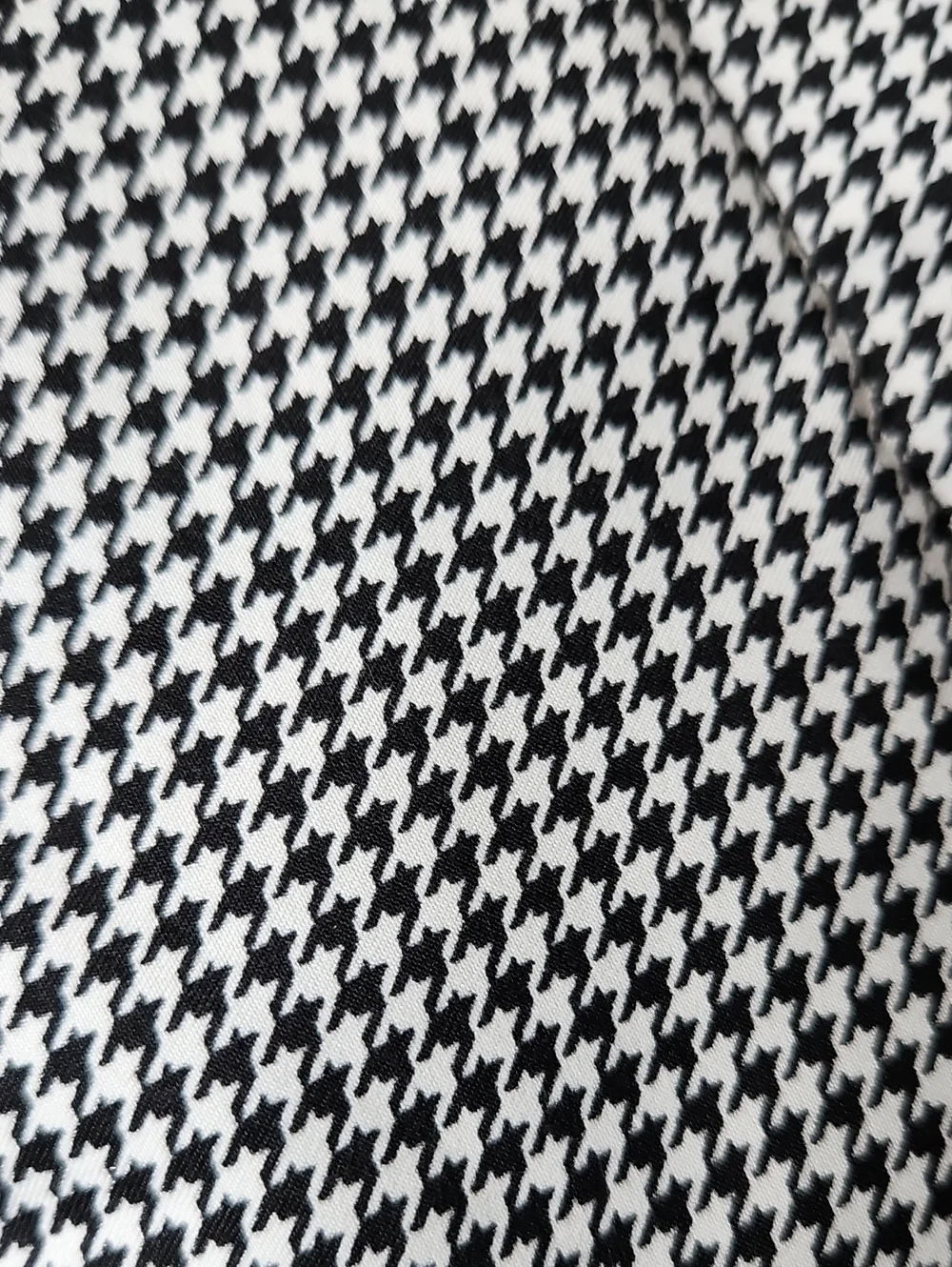 Reversable Black and White Houndstooth Puffer Scarf